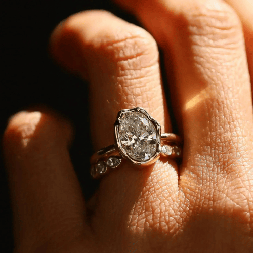 Radiant Oval Spark Ring: A Modern Style with Timeless Gorgeousness